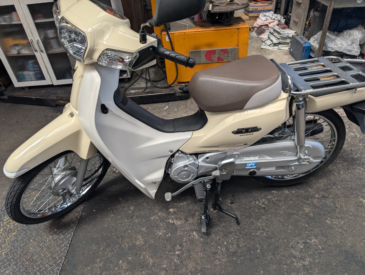 クリーム色のスーパーカブ